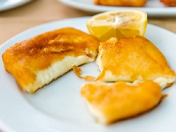 Пържено гръцко сирене - фета саганаки - снимка на рецептата